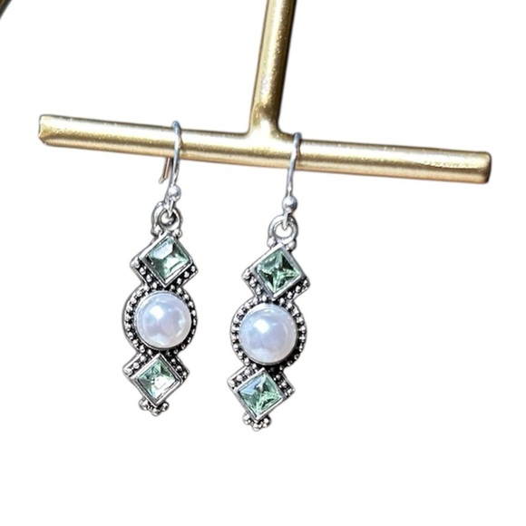 New 🎁 Pearl and Peridot Earrings - Picture 6 of 6